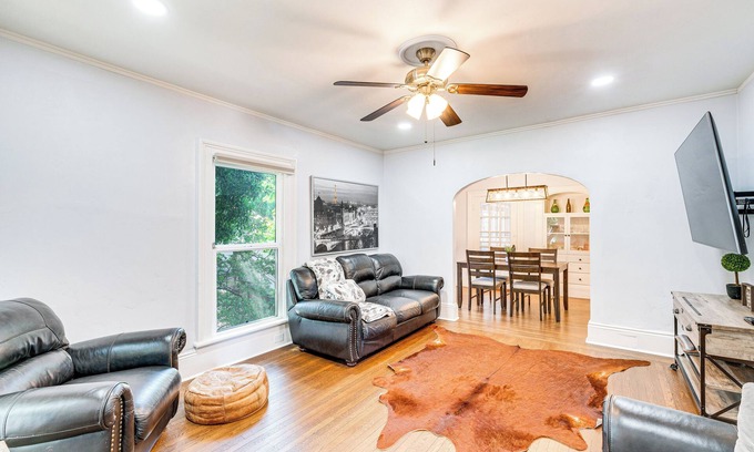 Woodland Apartamento | Bright Woodland Apartment: Walk to Main Street