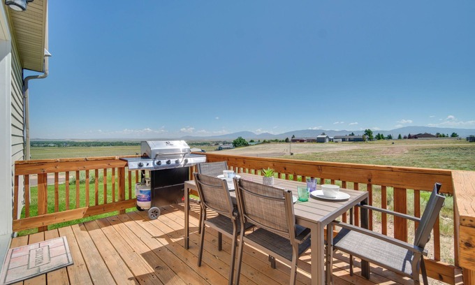 Saratoga Casa | Bright Wyoming Retreat w/ Deck & Mountain Views!
