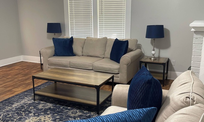 Hattiesburg Casa | Bright Yellow house Charming 2-bedroom house with WiFi and AC in Hattiesburg