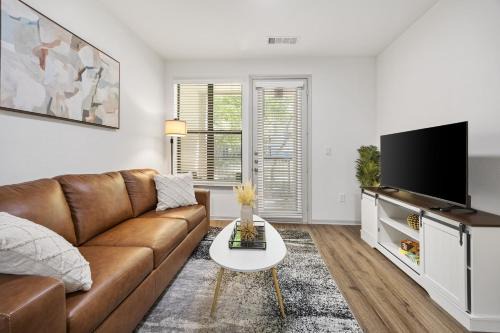 Frisco Apartamento | BrightHaven - 1BR with Pool, Gym, Parking and EvCharger