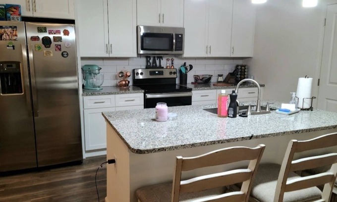 Greenville - Spartanburg Apartamento | Brightly Lit, Vaulted with Poolside and Mountain View. Minutes from Downtown