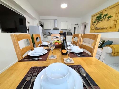 Nuneaton Casa | Brighton Coastal Bliss - 3 bedroom Ap for big families and group up to 10
