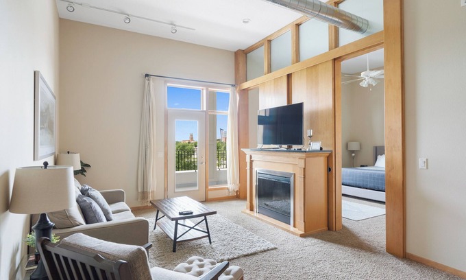 West Des Moines Apartamento | Brilliant Penthouse Loft Tall Ceilings & Elevator Walk to Entertainment!