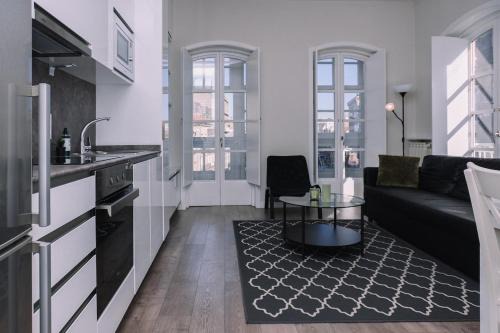 Casco Vello Apartamento | Brillo de Vigo desde la ventana by CABANA Rentals