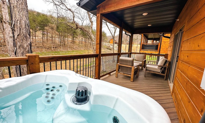 Hollister Cabina | Brim & Buckle Inn a cozy retreat