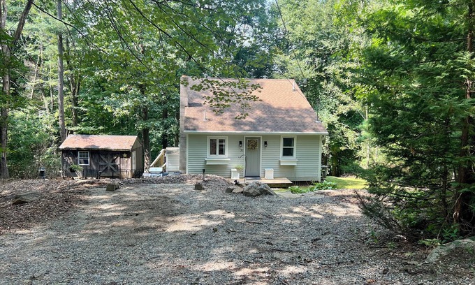 Brimfield Cabaña | Brimfield Bungalow by the lake close to Sturbridge