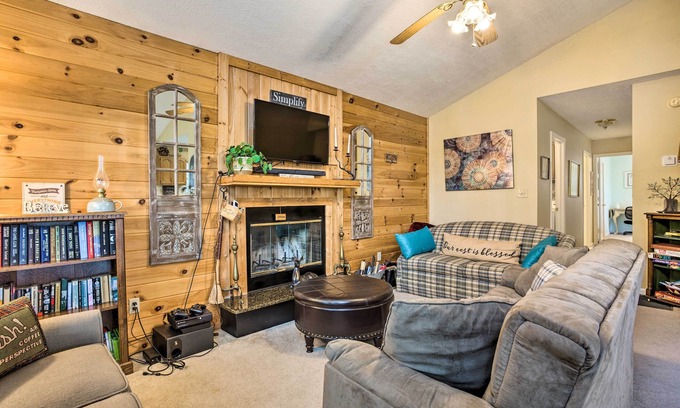 Burnsville Cabaña | Burnsville Cottage w / Deck y Blue Ridge Mtn vistas!