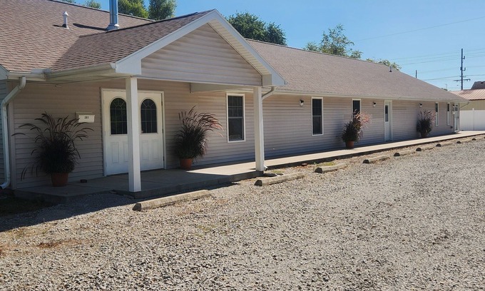 Mattoon Casa | Bring The Whole Crew, We've Got Room!