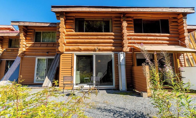 Hemlock Valley Cabina | Bring the whole family! Pet Friendly. 10 minute walk to the lifts.