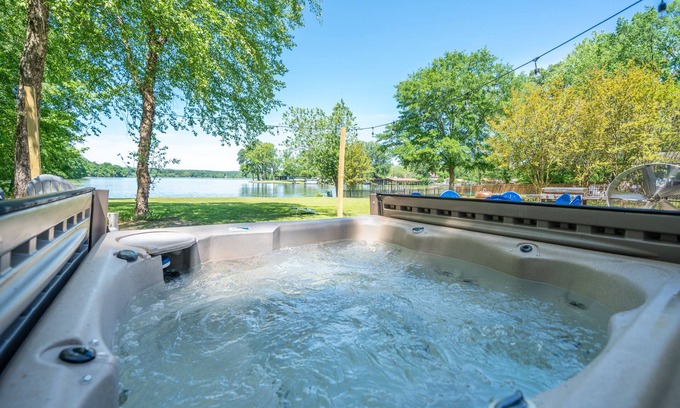 Lake Catherine Casa | Bring the whole family to this great place with lots of room for fun. The five bedroom, 2.5 bathroom