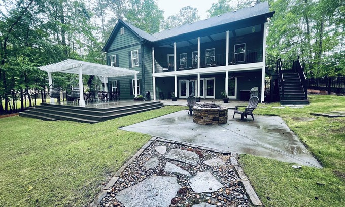 Buckhead Casa | Bring your family and friends to beautiful Fawn Cove!