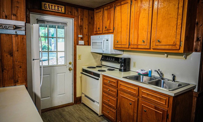 Pine Mountain Chalet De Esquí | Bring your fur-baby and enjoy this beautiful Chalet overlooking Lake Innsbruck!