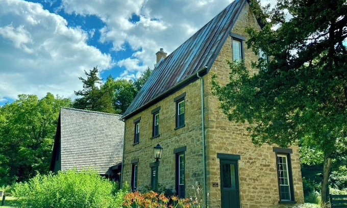 Arena Casa | Brisbane House: Historic Stone House & Adjoining "Summer Kitchen" Bedrooms