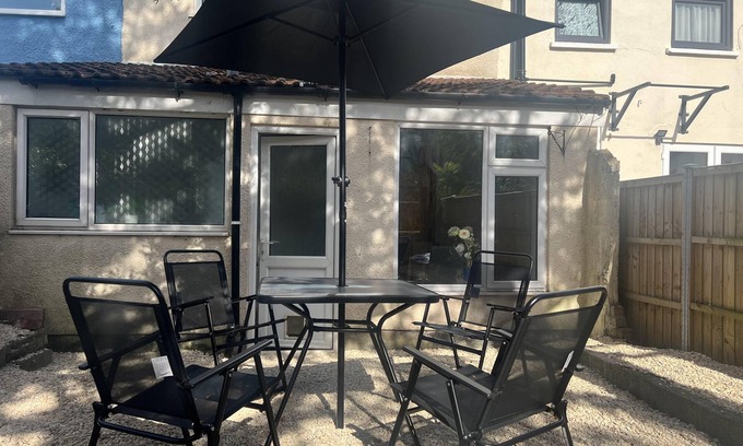Easton Casa | Bristol - 4 Beds - Sleeps 7 - For Groups - Garden