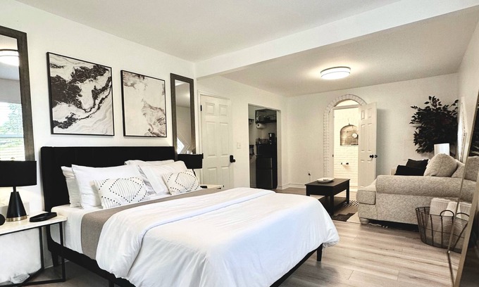 Bristol Casa | Bristol Firefly Studio: Kitchenette, Private Patio