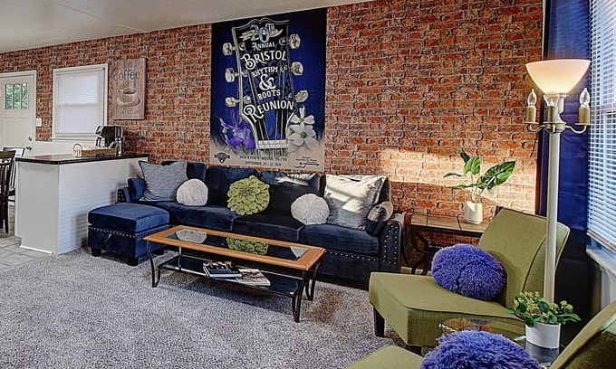 Bristol Casa | Bristol Music Cottage 3 Bedroom- Walk to State St