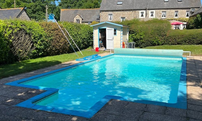 Plouguenast Cabaña | Brittany Cottage Sleeps 6. Heated Pool. Free Wifi. Satellite TV. Pet Friendly