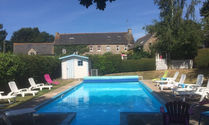 Plouguenast Cabaña | Laurel Cottage. Piscina climatizada, Wi-Fi gratis. Televisión satelital. Ferry descuento