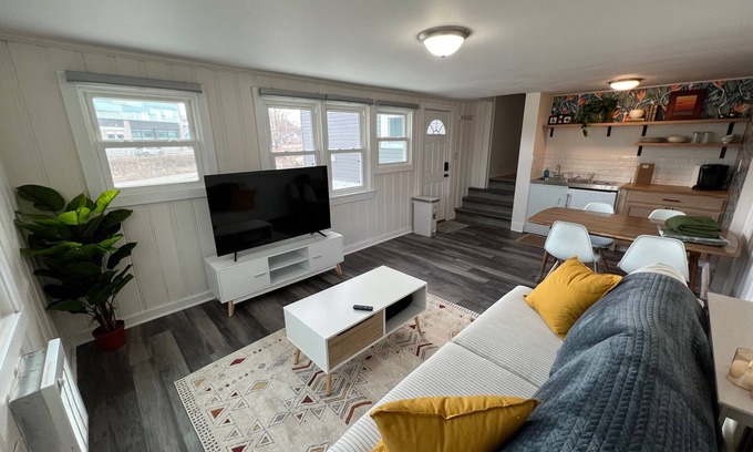 Warfleigh Casa | Broad Ripple Cottage-Cozy Riverfront 2 Bedroom - Minutes on foot to main strip!