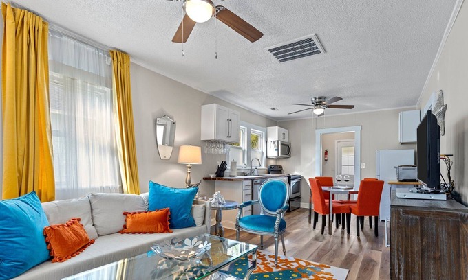 Morehead City Cabaña | BROAD St Cottage PET FRIENDLY- 2 blocks from Downtown Beaufort/WATERFRONT