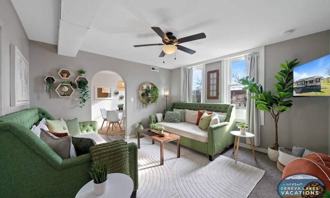 Lake Geneva Apartamento | Broad St Earth Suite |Amazing Location in the Heart of Town |Parking Available |King & Queen Bedroom