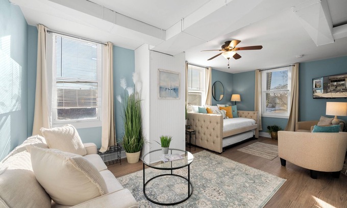 Lake Geneva Apartamento | Broad Street Suite 1 |Parking Available |Downton |Walkable |Above Restaurant | King & Queen Bedroom