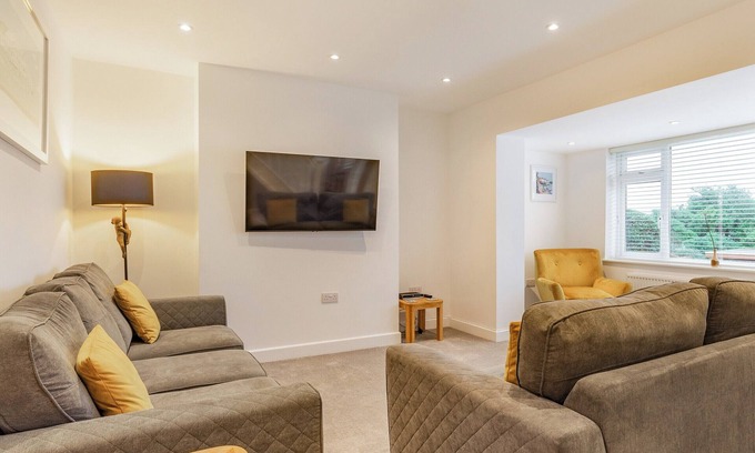Brixham Cabina | Broadacre House is a 3 bedroom holiday home sleeping up to 8 people.