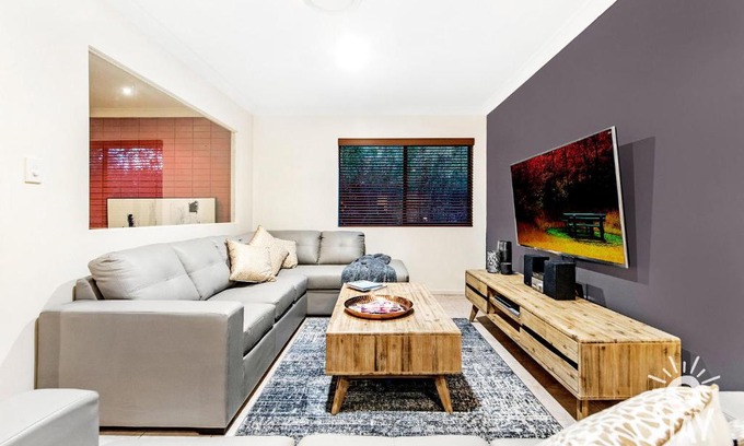 Broadbeach Waters Casa | Broadbeach Waters 7 Bedroom home with Pool - QSTAY