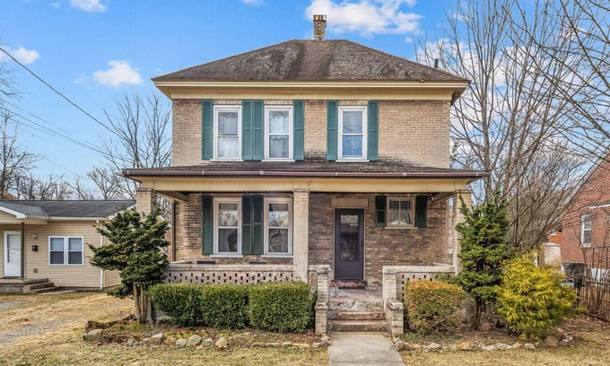 Berryville Casa | Broadway Cottage - Convenient location!