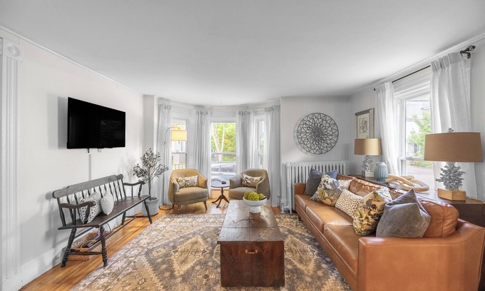 Bangor Casa | Broadway Historic District Home