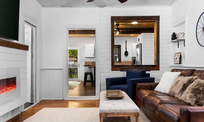 Suttons Bay Casa | Broadway House Summar