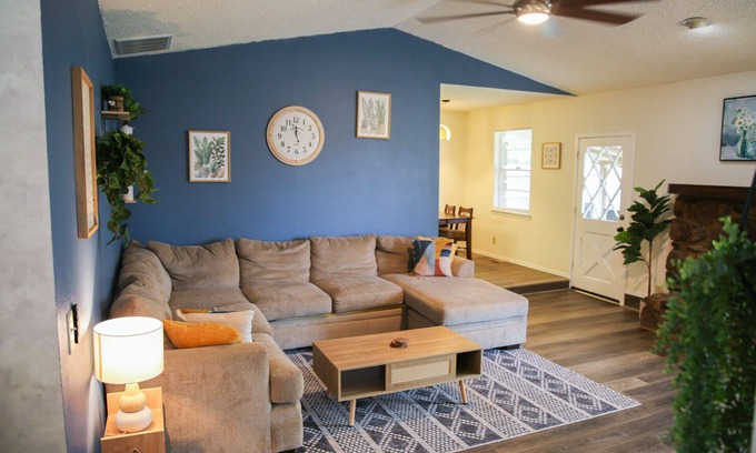 Broken Arrow Casa | Broken Arrow Home -Cozy Design, Family Friendly