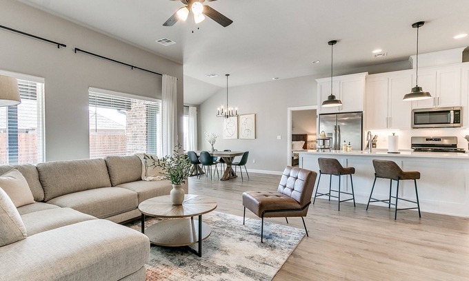 Broken Arrow Casa | Broken Arrow's Crown Jewel: Where Comfort Meets Luxury