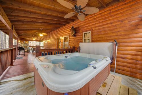 Golden Casa | Broken Bow Cabin on 1 Acre with Hot Tub and Fire Pit!