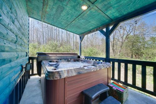 Broken Bow Casa | Broken Bow Cabin with Hot Tub, Fire Pit and Creek View