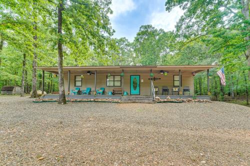 Broken Bow Casa | Broken Bow Getaway Hot Tub, Grill and Fire Pit
