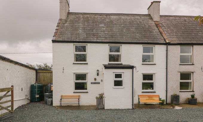 Llanfairpwllgwyngyll Cabaña | BRON GADAIR, pet friendly, character holiday cottage in Newborough