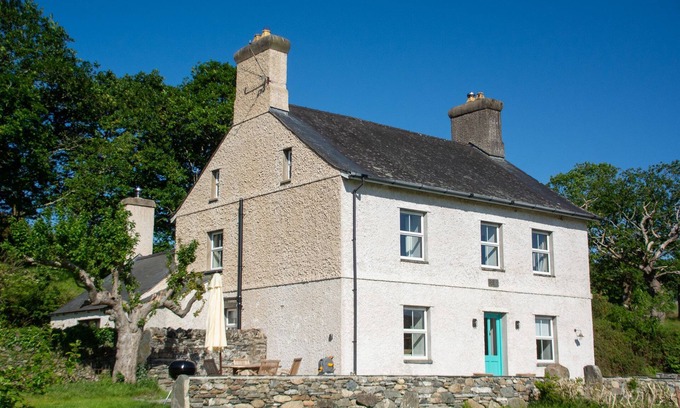 Pentrefelin Cabaña | Bron y Gadair - sleeps 8 guests in 4 bedrooms
