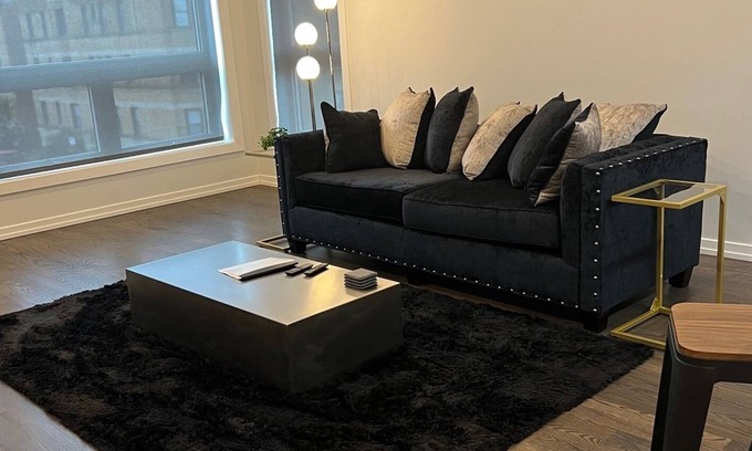 Grand Boulevard Condominio | Bronzeville Haven: 2BR/2BA Oasis, 10 Mins to Downtown