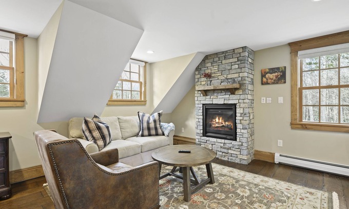 West Dover Hotel | Brook Bound Inn - Main Lodge - Suite w/pullout & Kitchenette - Room 205
