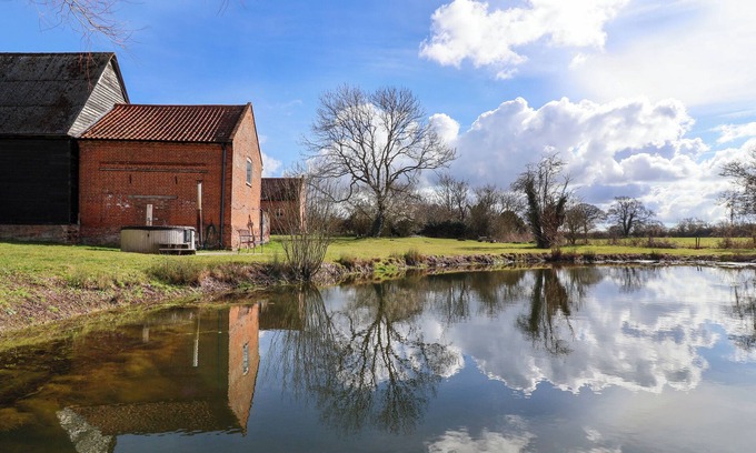 Harleston Cabaña | BROOK FARM, pet friendly, character holiday cottage in Halesworth