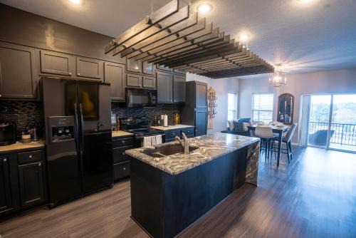 Mid America Apartamento | Brooklynn's Bay, Elegant Lakefront Condo Retreat