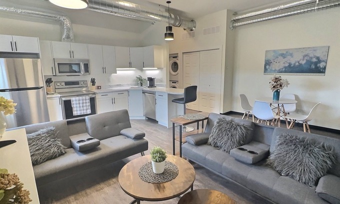Brandon Apartamento | Brooklynn Suite - Pet Friendly - Dukes Place