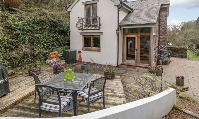 Monmouth Cabaña | BROOKSIDE COTTAGE, pet friendly, with open fire in Monmouth