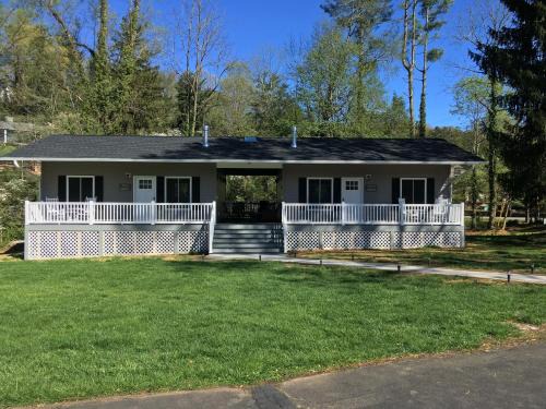 Waynesville Casa | Brookside Cottages