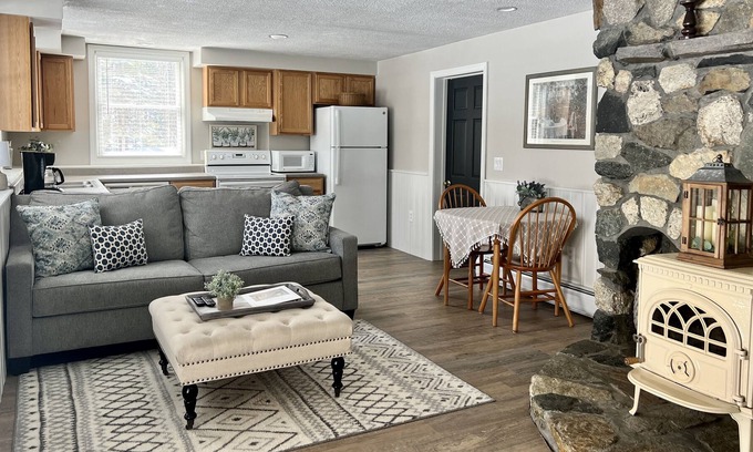 Waterford Apartamento | *Brookside Retreat* 1bed/1 bath apt w/ private laundry great for travel nurse