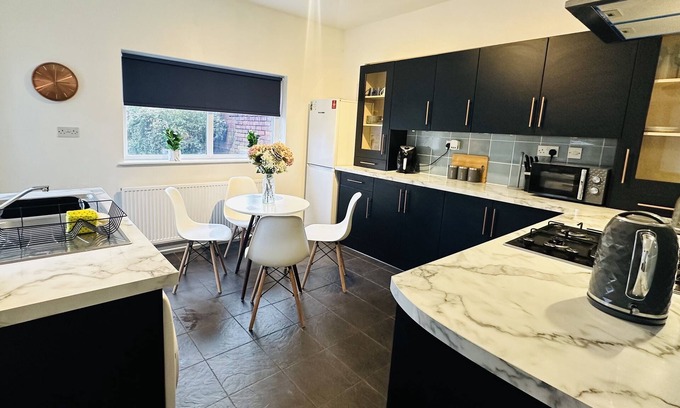 Coventry Casa | Broomfield Place Coventry 4 Double Bedroom Property