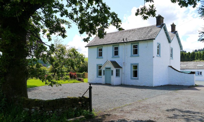 Beattock Cabaña | Broomlands Farmhouse - a house that sleeps 10 guests in 5 bedrooms