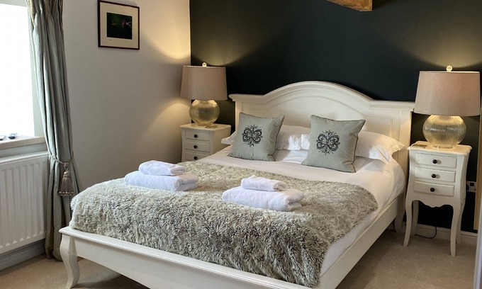 Foolow Cabaña | Brosterfield Suite - sleeps 2 guests in 1 bedroom