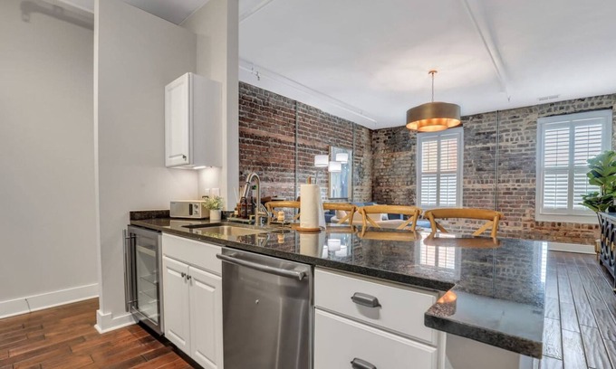 Historic District - North Apartamento | Broughton Street Bungalow - Steps to Everything